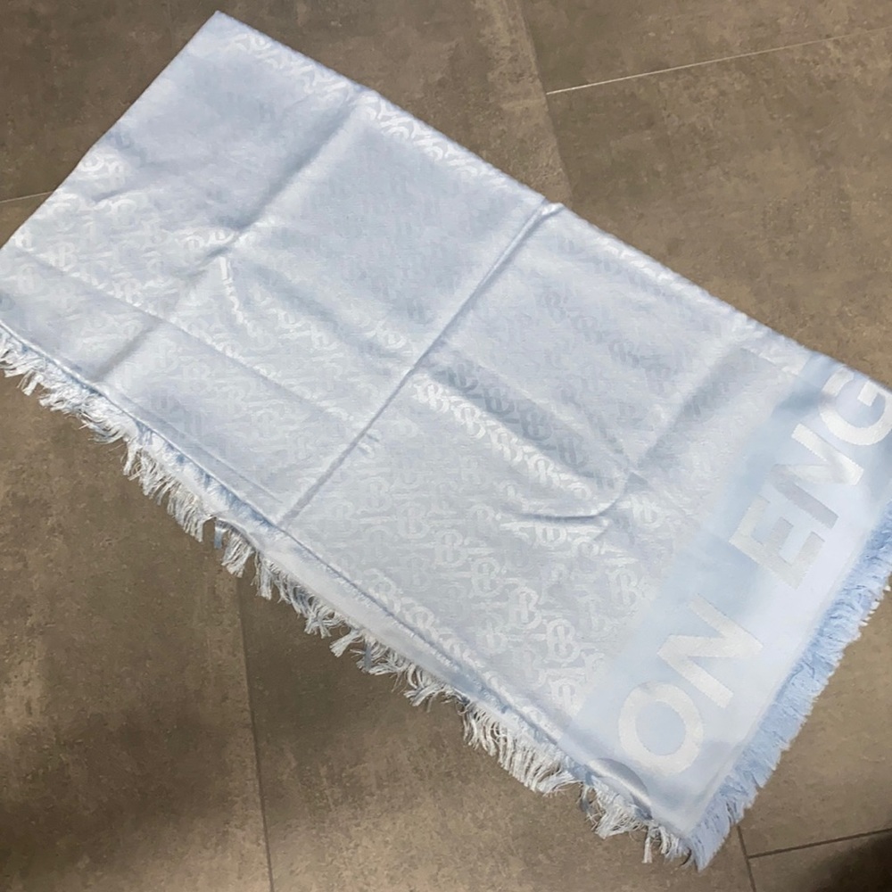 Authentic BNWT Burberry Scarf Shawl
